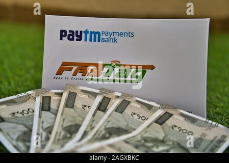 Schnelle Variablen durch PayTM Zahlung Bank auf grünem Gras mit Banknoten zur Verfügung gestellt Stockfoto