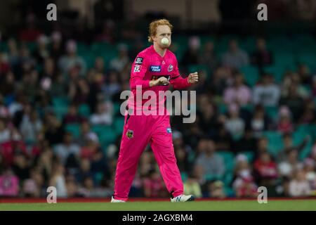 Sydney, Australien. 22 Dez, 2019. Sydney Sixers Spieler Lloyd Papst Schüsseln während der Großen Bash Cricket Match zwischen Sydney und Brisbane Sixers Hitze an der Sydney Cricket Ground, Sydney, Australien, am 22. Dezember 2019. Foto von Peter Dovgan. Credit: UK Sport Pics Ltd/Alamy leben Nachrichten Stockfoto