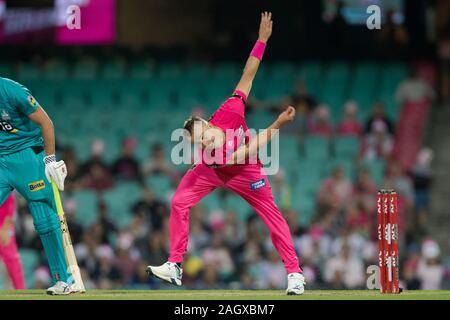 Sydney, Australien. 22 Dez, 2019. Sydney Sixers spieler Tom Curran Schüsseln während der Großen Bash Cricket Match zwischen Sydney und Brisbane Sixers Hitze an der Sydney Cricket Ground, Sydney, Australien, am 22. Dezember 2019. Foto von Peter Dovgan. Credit: UK Sport Pics Ltd/Alamy leben Nachrichten Stockfoto