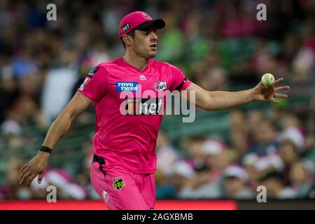 Sydney, Australien. 22 Dez, 2019. Sydney Sixers Spieler Moises Henriques Felder während der Big Bash Sixers Cricket Match zwischen Sydney und Brisbane Hitze an der Sydney Cricket Ground, Sydney, Australien, am 22. Dezember 2019. Foto von Peter Dovgan. Credit: UK Sport Pics Ltd/Alamy leben Nachrichten Stockfoto