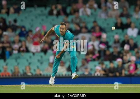 Sydney, Australien. 22 Dez, 2019. Brisbane Wärme player Josh Lalor Schüsseln während der Großen Bash Cricket Match zwischen Sydney und Brisbane Sixers Hitze an der Sydney Cricket Ground, Sydney, Australien, am 22. Dezember 2019. Foto von Peter Dovgan. Credit: UK Sport Pics Ltd/Alamy leben Nachrichten Stockfoto