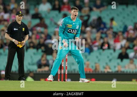 Sydney, Australien. 22 Dez, 2019. Brisbane Wärme player Matthew Renshaw Schüsseln während der Großen Bash Cricket Match zwischen Sydney und Brisbane Sixers Hitze an der Sydney Cricket Ground, Sydney, Australien, am 22. Dezember 2019. Foto von Peter Dovgan. Credit: UK Sport Pics Ltd/Alamy leben Nachrichten Stockfoto