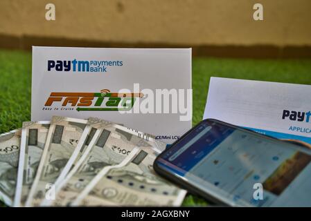 Fast Tag und dessen Anwendung durch PayTM Zahlung Bank auf grünem Gras Stockfoto