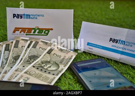 Fast Tag und dessen Anwendung durch PayTM Zahlung Bank auf grünem Gras. Stockfoto