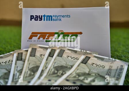 Schnelle Variablen durch PayTM Zahlung Bank auf grünem Gras zusammen mit Banknoten Stockfoto