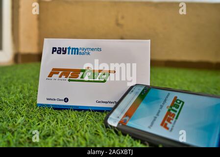 Schnelle Variablen durch PayTM Zahlung Bank auf grünem Gras mit einem Mobiltelefon vorgesehen angemeldet in schnelle Tag website. Stockfoto