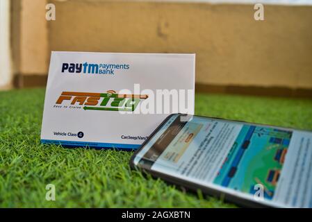 Schnelle Variablen durch PayTM Zahlung Bank auf grünem Gras mit einem Mobiltelefon vorgesehen angemeldet in schnelle Tag website. Stockfoto