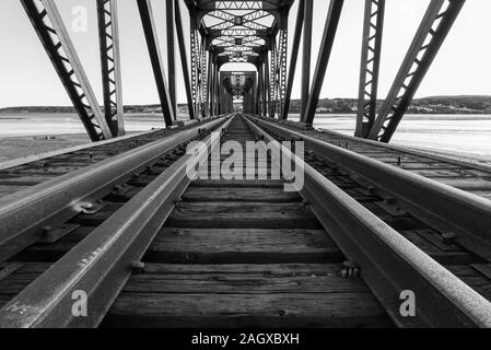 Schwarz-weiß Foto der Eisenbahnbrücke. Stockfoto