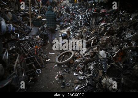 Kathmandu, Nepal. 22 Dez, 2019. Ein Mann der Vergangenheit ein Zweirad Schrottplatz in Kathmandu, Nepal am Sonntag, 22. Dezember 2019. Credit: Skanda Gautam/ZUMA Draht/Alamy leben Nachrichten Stockfoto