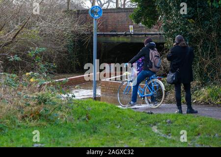 Ashford, Kent, Großbritannien. 22 Dez, 2019. UK Wetter: Hochwasser auf Fußwegen umliegenden Ashford, Kent verlassen einige Bereiche für Menschen unzugänglich. © Paul Lawrenson 2019, Foto: Paul Lawrenson/Alamy leben Nachrichten Stockfoto