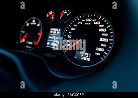 Nahaufnahme von einem Tachometer im Auto. Das Armaturenbrett. Dashboard details mit Anzeigelampen. Auto Instrumententafel. Instrumententafel mit Fahrtenschreiber Stockfoto
