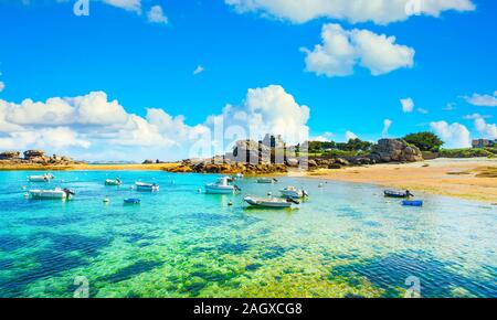 Tregastel, Boote auf den Strand Bucht. Rosa Granit Küste und den Atlantik. Armor Küste, Bretagne, Frankreich. Europa. Stockfoto