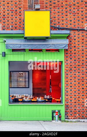 Außenfenster und leere Tafel von einem traditionellen Cafe Restaurant in einem alten Backsteingebäude entfernt Stockfoto