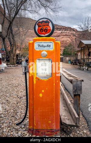 Moab, Utah, USA - Januar 20, 2018: Classic Tankstelle orange Farbe auf der Route 66. Stockfoto