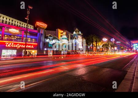 LAS VEGAS - Januar 24, 2018: Las Vegas Strip shot mit langen Belichtungszeiten und leichte Spuren von vorbeifahrenden Autos in der Innenstadt Komplex auf dem Las entfernt Stockfoto