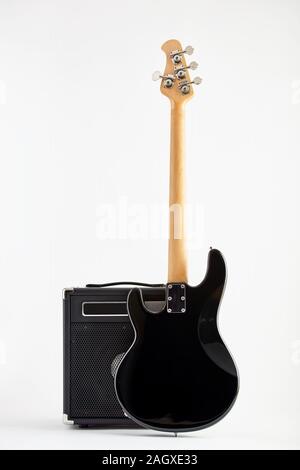 Vintage schwarz E-Bass Gitarre und Verstärker auf weißem Hintergrund Stockfoto