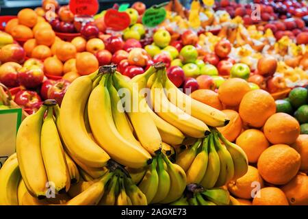 Haufen verschiedene organische Obst am Display auf den Markt. Banane, Orange, Apple. Stockfoto