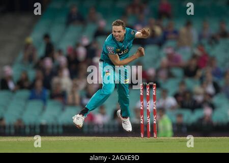 Sydney, Australien. 22 Dez, 2019. Brisbane Wärme-Spieler Ben Laughlin Schüsseln während der Großen Bash Cricket Match zwischen Sydney und Brisbane Sixers Hitze an der Sydney Cricket Ground, Sydney, Australien, am 22. Dezember 2019. Foto von Peter Dovgan. Credit: UK Sport Pics Ltd/Alamy leben Nachrichten Stockfoto