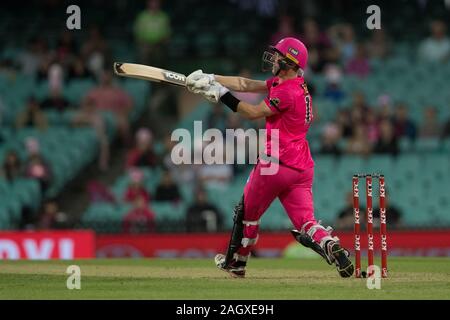 Sydney, Australien. 22 Dez, 2019. Sydney Sixers Spieler Jordan Seide Schnitte während der Großen Bash Cricket Match zwischen Sydney und Brisbane Sixers Hitze an der Sydney Cricket Ground, Sydney, Australien, am 22. Dezember 2019. Foto von Peter Dovgan. Credit: UK Sport Pics Ltd/Alamy leben Nachrichten Stockfoto