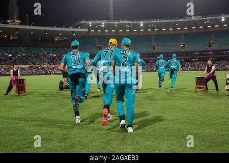 Sydney, Australien. 22 Dez, 2019. Sydney Sixers geben Sie das Feld während des Big Bash Sixers Cricket Match zwischen Sydney und Brisbane Hitze an der Sydney Cricket Ground, Sydney, Australien, am 22. Dezember 2019. Foto von Peter Dovgan. Credit: UK Sport Pics Ltd/Alamy leben Nachrichten Stockfoto