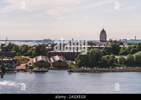 Editorial 06.19.2019 Helsinki Finnland Suomenlinna Festung an einem Sommertag mit der Skyline im Hintergrund Stockfoto