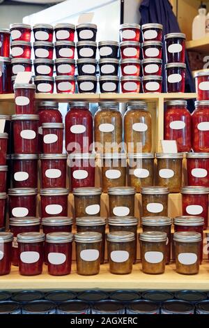 Traditionelle organische hausgemachte Marmelade, Ketchup und konservierte Gemüse in Gläsern auf dem Marktstand Stockfoto