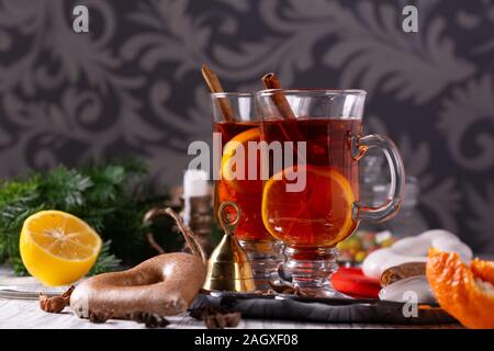 Zwei Gläser mit Glühwein auf einem silbernen Tablett mit Weihnachten Zubehör Stockfoto