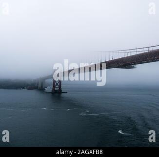Golden Gate Steigende aus Nebel in der San Francisco Bay Stockfoto