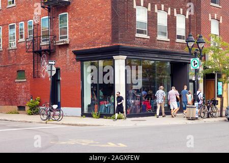 Montreal, Kanada - Juni, 2018: die Menschen zu Fuß auf den Mount Royal Avenue in Montreal, Kanada. Stockfoto