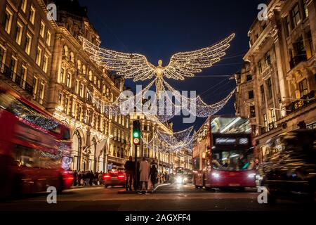 Weihnachtsbeleuchtung an der Regent Street London Oxford Street Angel Stockfoto