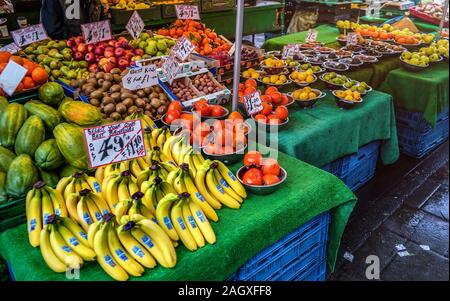 London, Großbritannien - 04 February, 2019: Typische Food Market in Lewisham, Obst ist in der Regel in Schalen verkauft, mit dem gleichen Preis, Verkäufer anziehen. c Stockfoto