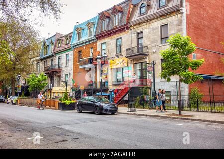 Montreal, Kanada - Juni, 2018: Menschen und Viktorianischen Häuser auf Wahrzeichen Saint Denis Street in Montreal, Quebec, Kanada. Stockfoto