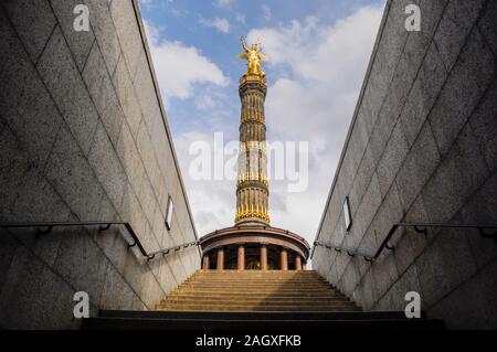 Sterben Siegessaeule mit dem Großen Stern inmitten des Großen Tiergartens in Berlin wurde von 1864 bis 1873 als Nationaldenkmal der Einigungskriege erbaut Stockfoto