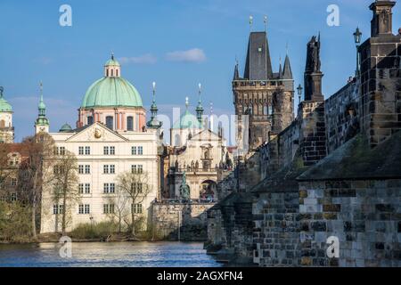 Die Karlsbrücke ist eine im 14. Jahrhundert errichtete, historisch bedeutsame Brücke über die Moldau in Prag, sterben sterben die Altstadt mit der Kleinseite verb Stockfoto