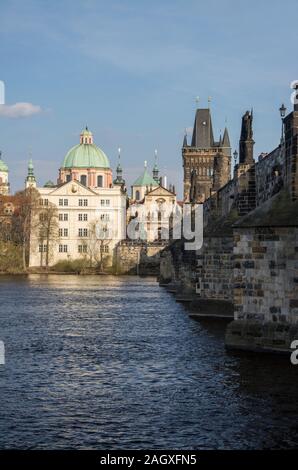 Die Karlsbrücke ist eine im 14. Jahrhundert errichtete, historisch bedeutsame Brücke über die Moldau in Prag, sterben sterben die Altstadt mit der Kleinseite verb Stockfoto