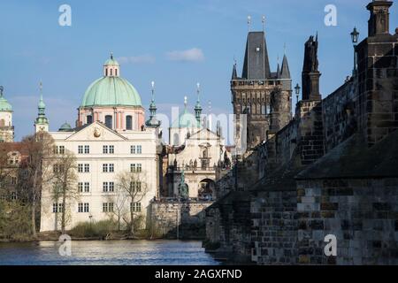 Die Karlsbrücke ist eine im 14. Jahrhundert errichtete, historisch bedeutsame Brücke über die Moldau in Prag, sterben sterben die Altstadt mit der Kleinseite verb Stockfoto