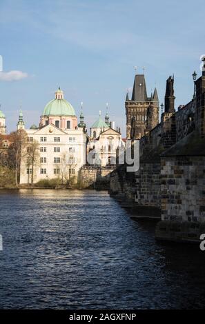 Die Karlsbrücke ist eine im 14. Jahrhundert errichtete, historisch bedeutsame Brücke über die Moldau in Prag, sterben sterben die Altstadt mit der Kleinseite verb Stockfoto