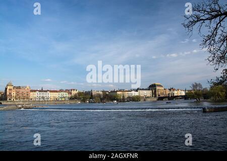 Die Karlsbrücke ist eine im 14. Jahrhundert errichtete, historisch bedeutsame Brücke über die Moldau in Prag, sterben sterben die Altstadt mit der Kleinseite verb Stockfoto