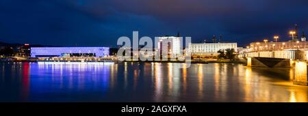 Ufer der Donau mit Lentor Kunstmuseum, Linz, Oberösterreich, Österreich, Europa Stockfoto