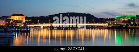 Beleuchtete Nibelungenbridge über Donau, Linz, Oberösterreich, Österreich, Europa Stockfoto