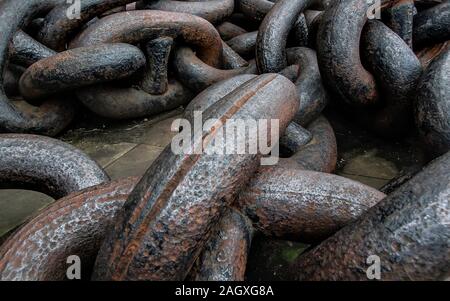 Große teilweise verrostet Augen der grosse Schiff Kette. Stockfoto