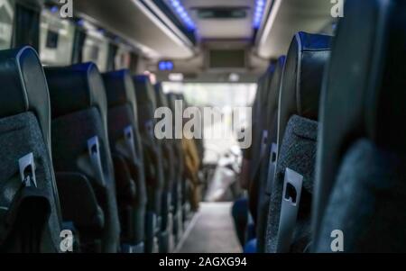 Blick vom Rücksitz im Bus Bus, mehr Sitze in verschwommenen Hintergrund Stockfoto