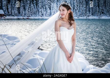 Banff - Oktober 03, 2018: Die Braut Fotoshooting am Lake Louise in der Nähe von Banff National Park, Kanada. Stockfoto