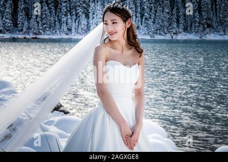 Banff - Oktober 03, 2018: Die Braut Fotoshooting am Lake Louise in der Nähe von Banff National Park, Kanada. Stockfoto