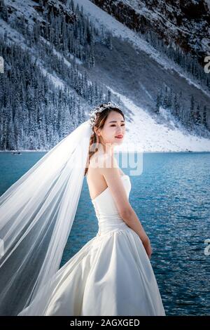 Banff - Oktober 03, 2018: Die Braut Fotoshooting am Lake Louise in der Nähe von Banff National Park, Kanada. Stockfoto