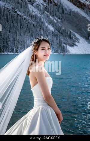 Banff - Oktober 03, 2018: Die Braut Fotoshooting am Lake Louise in der Nähe von Banff National Park, Kanada. Stockfoto