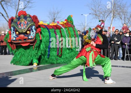 Yongdeng, China. 22 Dez, 2019. Folk Künstler proben Lion Dance für die bevorstehende chinesische Mondjahr in Yongdeng County, Lanzhou, der Hauptstadt der Provinz Gansu im Nordwesten Chinas, Dez. 22, 2019. Lion Dance ist eine traditionelle darstellende Kunst Chinas. Yongdeng Lion Dance, ein lokaler Stil von Lion Dance für seine unverwechselbare und komplizierte Bewegung bekannt, wurde als die immateriellen Kulturerbes der Provinz Gansu im Jahr 2011 aufgeführt. Der Löwe Kostüm, von Holzleisten im Inneren, ist etwa 2,8 Meter lang und 1,8 Meter hoch, so dass der Tanz eine anspruchsvolle Aufgabe für Künstler unterstützt. Quelle: Xinhua/Alamy L Stockfoto