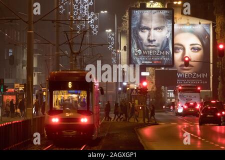 Losgerissene Reklametafel mit Henry Cavill wie Geralt von Rivia Hauptfigur von The Witcher (Wiedzmin) upcoming American Fantasy drama Web TV-Serie gemacht wurden. Stockfoto