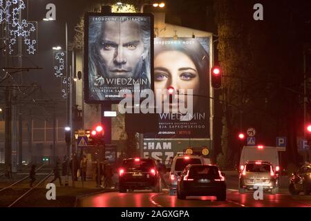 Losgerissene Reklametafel mit Henry Cavill wie Geralt von Rivia Hauptfigur von The Witcher (Wiedzmin) upcoming American Fantasy drama Web TV-Serie gemacht wurden. Stockfoto