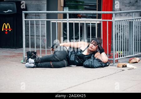 Montreal, Kanada - Juni, 2018: Junge obdachlose Frau schlafen vor einem Burger Restaurant in Montreal, Quebec, Kanada. Stockfoto